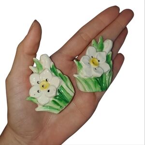 Sweet little vintage flower salt and pepper shakers